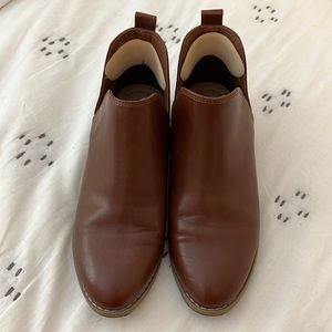 Universal thread brown shoes
